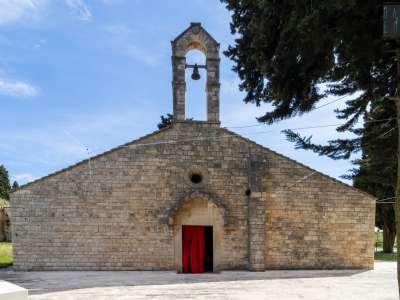 La facciata si sviluppa infatti in orizzontale ed � sormontata da un alto campanile a vela...